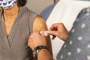 Guia de vacinação do SUS para adultos: veja quais vacinas tomar e como se proteger